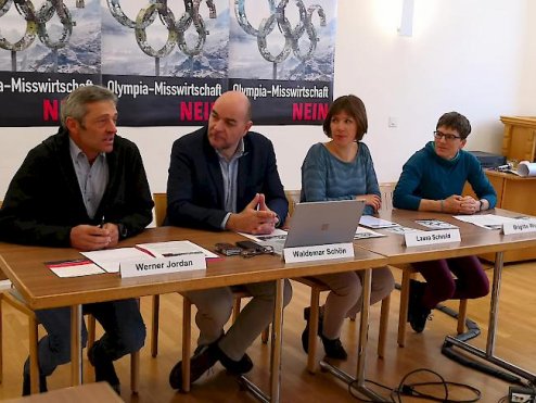 SP-Grossrat Werner Jordan, Kommunikationsberater Waldemar Schön, WWF-Geschäftsleiterin Laura Schmid und Brigitte Wolf, Präsidentin Grüne Oberwallis: Sie lieferten die Argumente für ein Nein zu «Sion 2026». (Foto: WB) Mehr im SRF Regional...