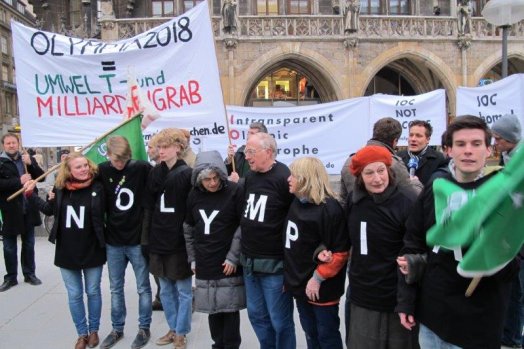 Der Widerstand gegen die Winterolympiade 2018 vor dem Rathaus in München gilt auch gegen die Kandidatur 2022.